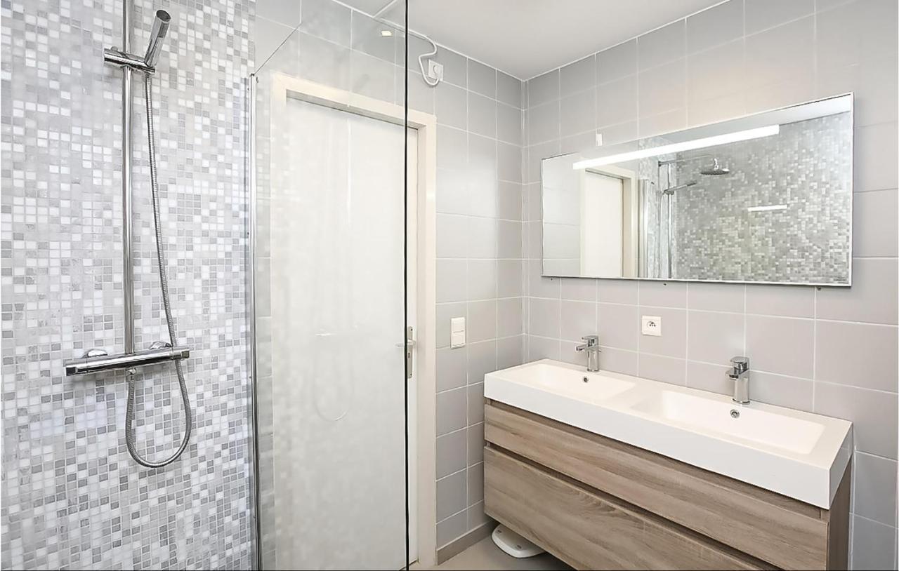 Amazing Apartment In Oostende With House Sea View Exteriör bild